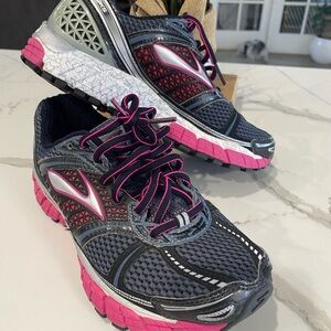 Brooks Women's Running Shoes - Black and Pink